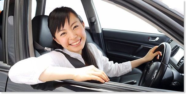 笑顔で運転する女性